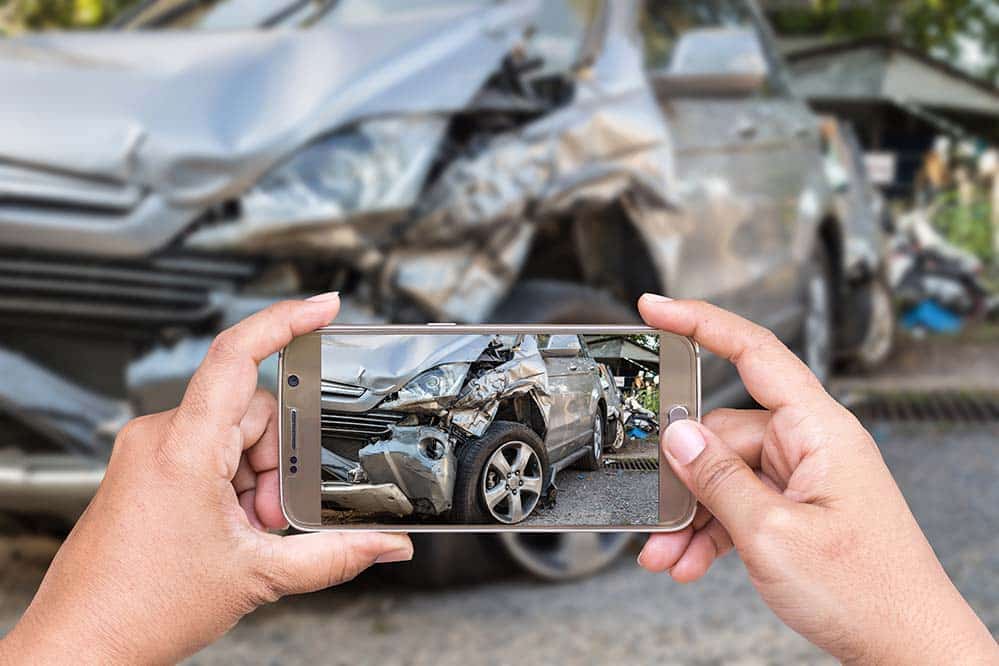 Persona tomando una foto de un accidente de coche para su Abogado de Accidente de Coche en Pennsylvania